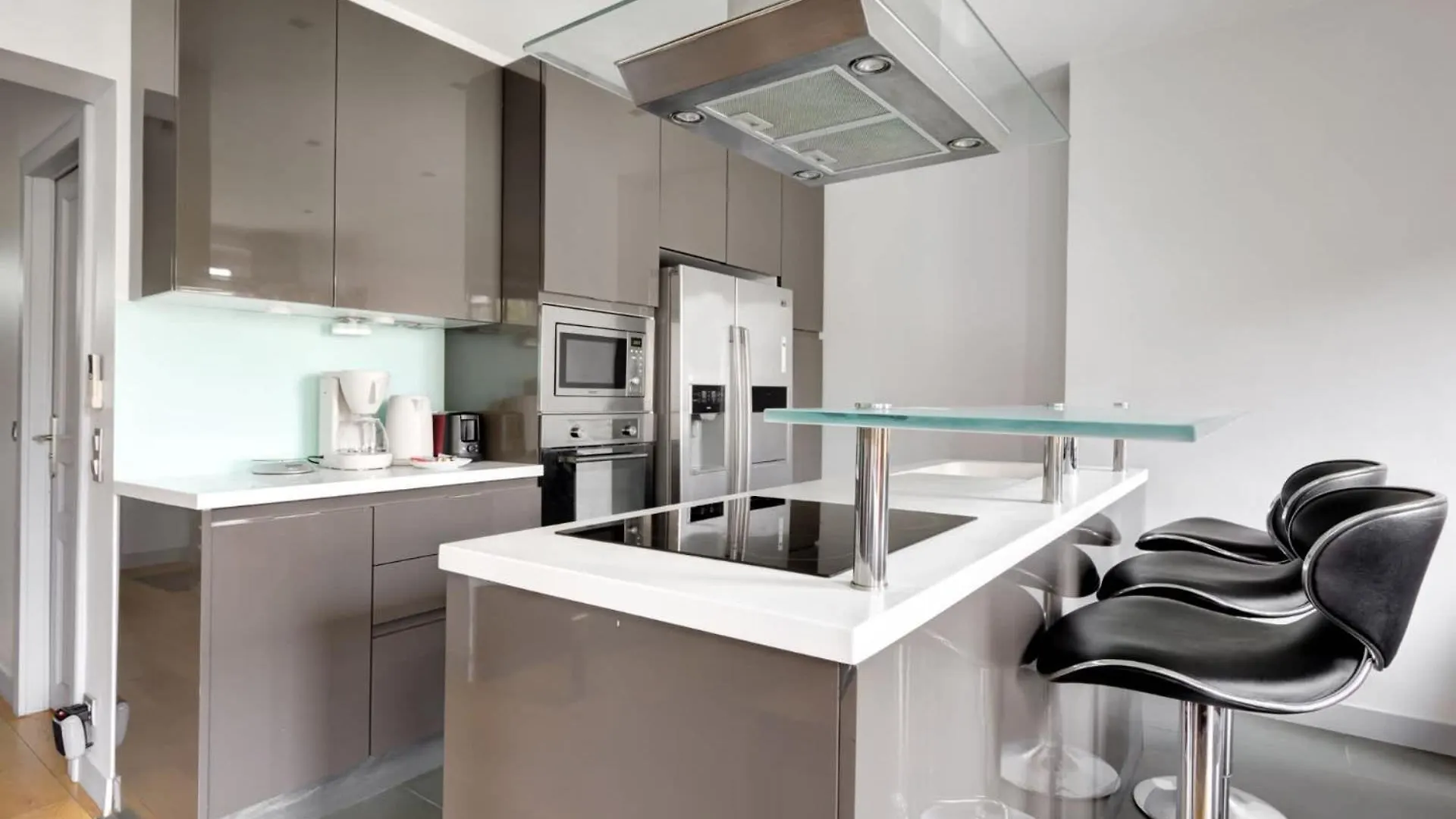 Moderne Avec Cuisine Equipee Et Balcon * Paris